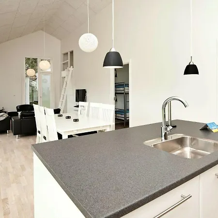 Semesterbostad Three-bedroom Holiday In 33 *