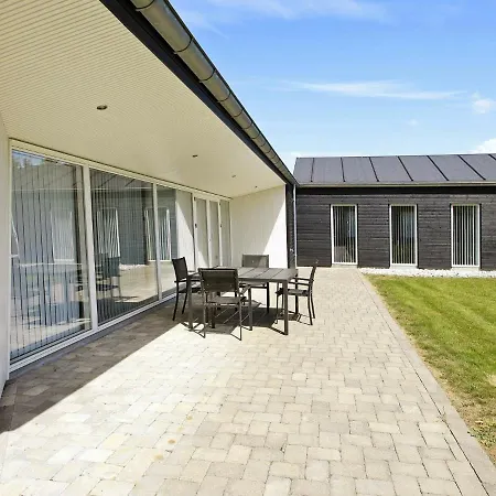Semesterbostad Three-bedroom Holiday In 33