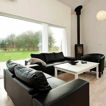 Semesterbostad Three-bedroom Holiday In 33